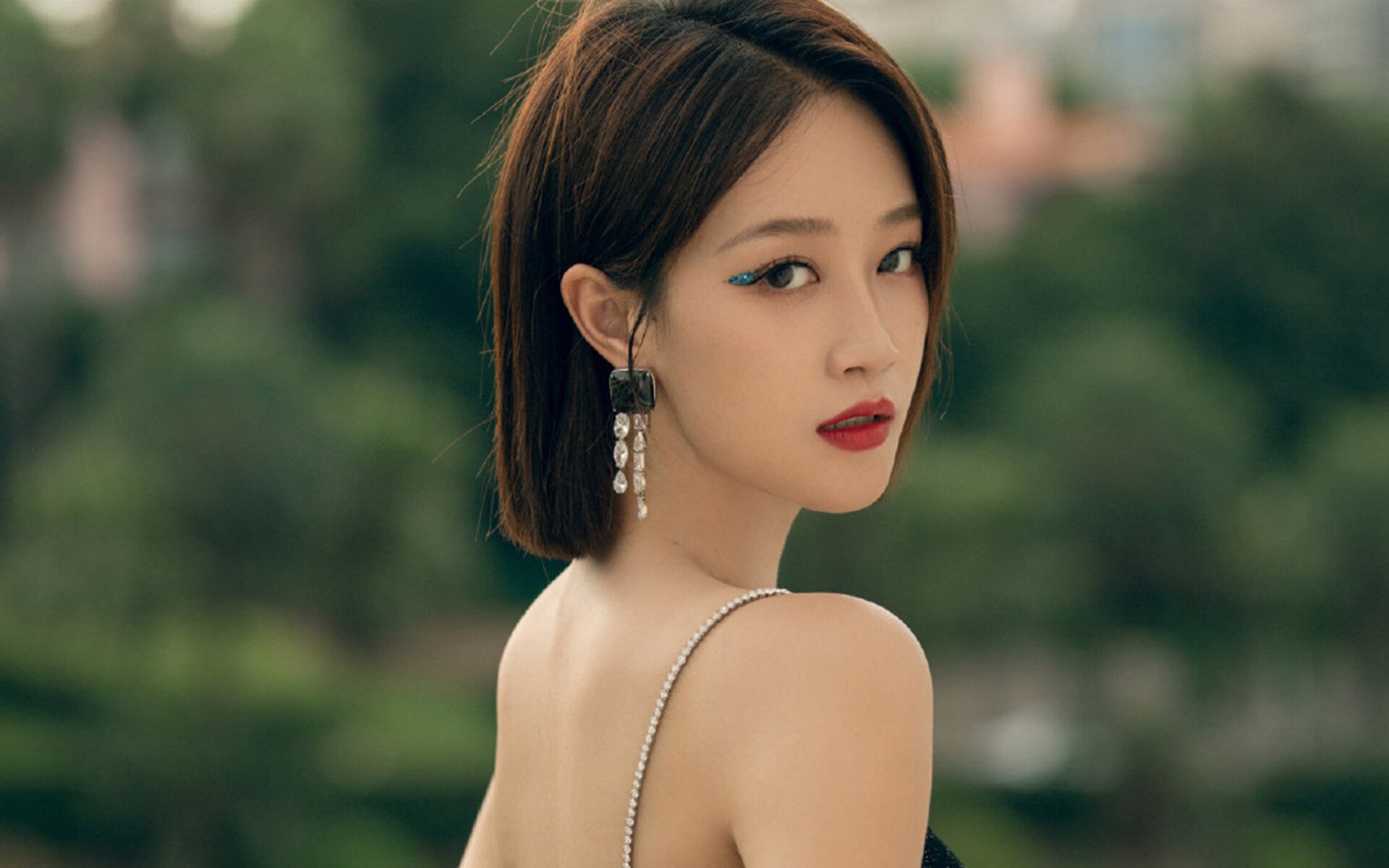 特色足球街区夜景设计融合灯光与科技，成为新晋城市名片，足球场夜间照明灯